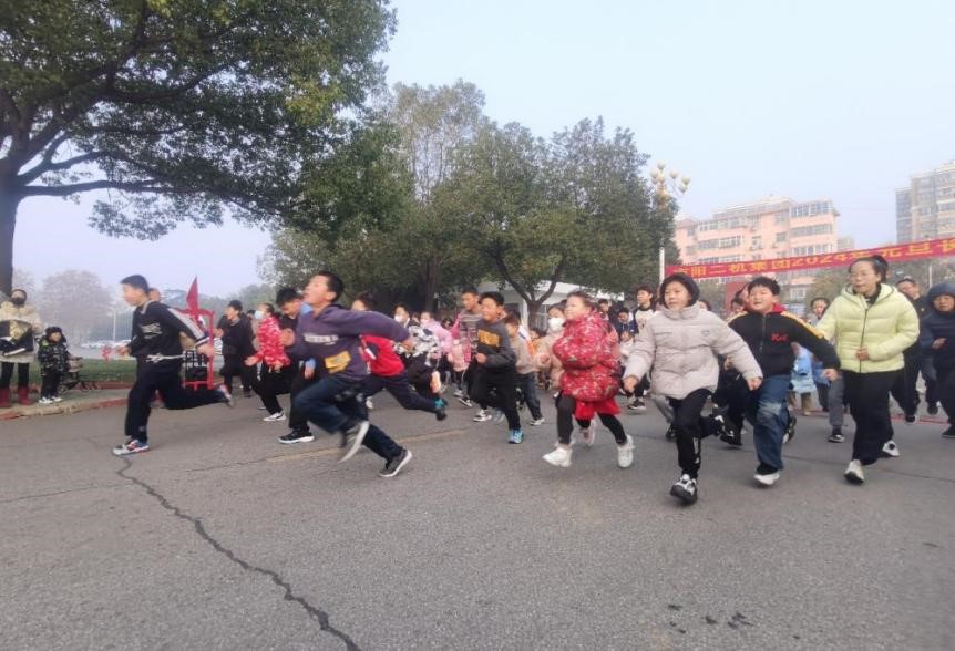 ��������Ա���߰�����ӭ���꣬�������������߰���δ��